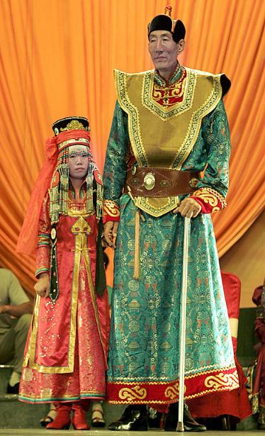 Bao Xishun, Mongolian Giant Gets Married - 7'-9"