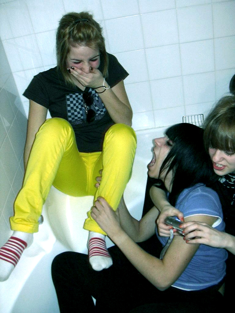 [Bathroom_party_by_candeyhavok.jpg]