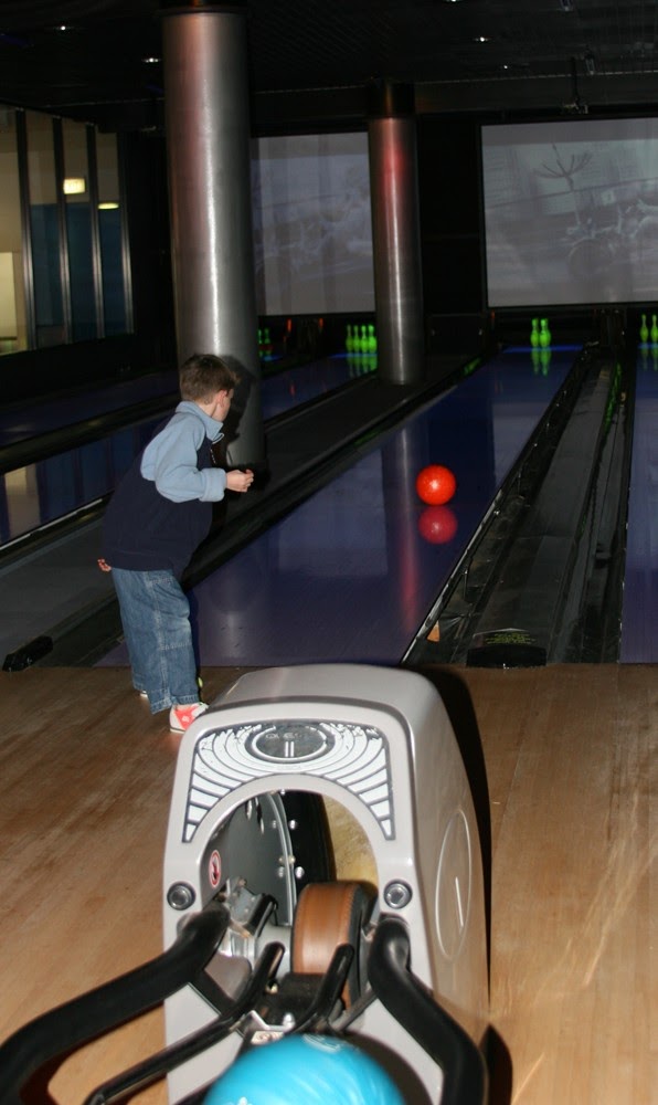 [Glow+in+the+dark+bowling.jpg]