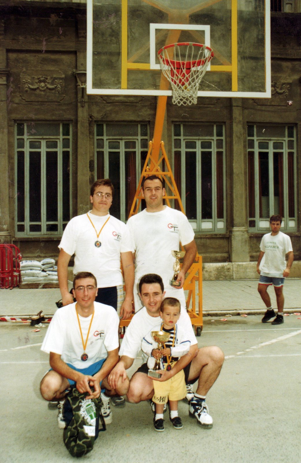 [1997-06-29+campeones+primer+tribasket.jpg]