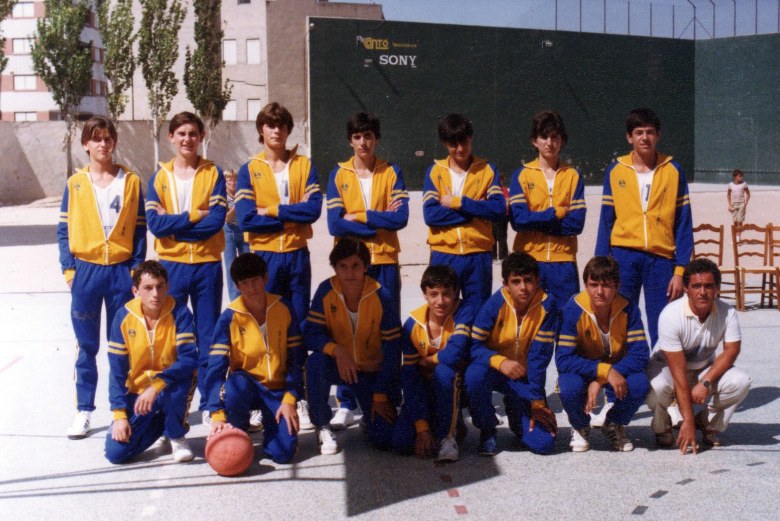 [1983-84+juvenil.jpg]