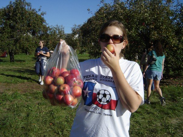 [dayofun+-+Rachel+and+apples.jpg]
