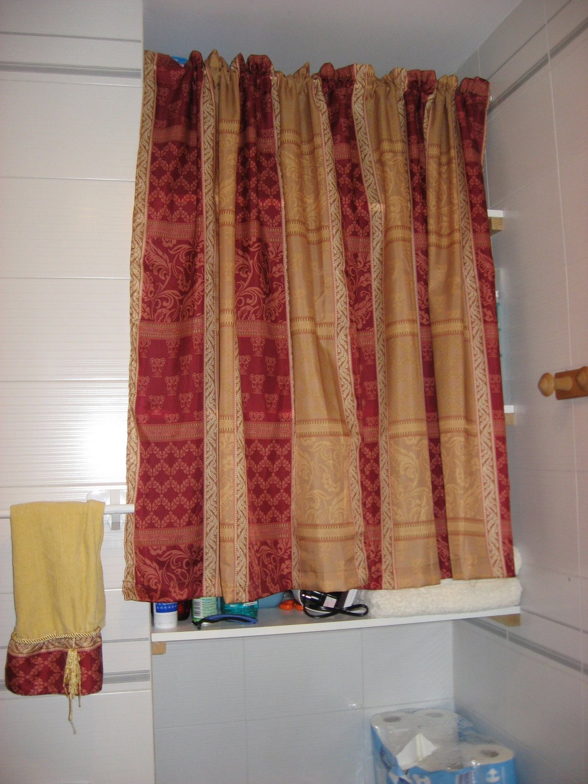 [bathroom+curtain.JPG]
