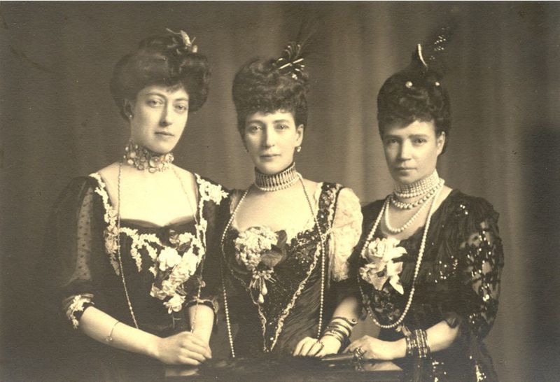 [800px-Daughters_of_King_Christian_IX_-2_-cropped.jpg]