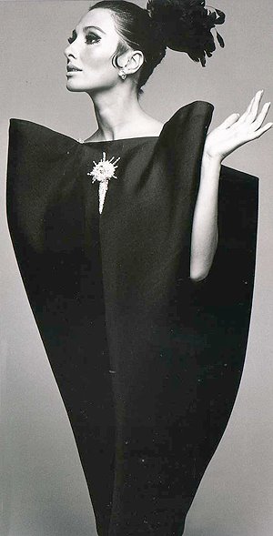 [robe-noire-balenciaga-1967.jpg]
