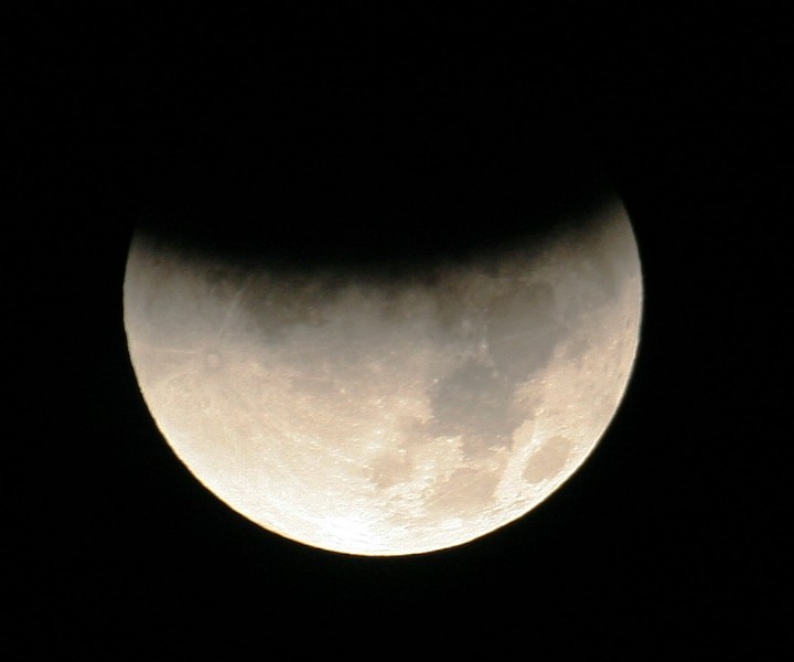[Lunar+Eclipse+8-28-07+015b+720x600.jpg]