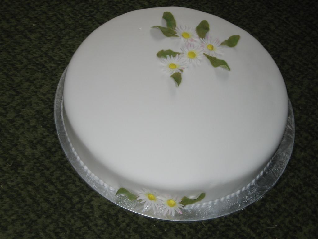 [daisy+cake+(Large).jpg]