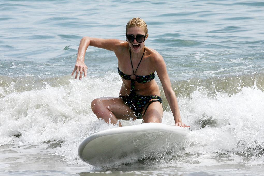 Paris Hilton surfeando en Malibú