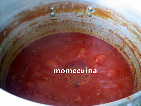 olla de salsa de tomate , con la visión de lo que ha menguado el agua própia del tomate. momecuina