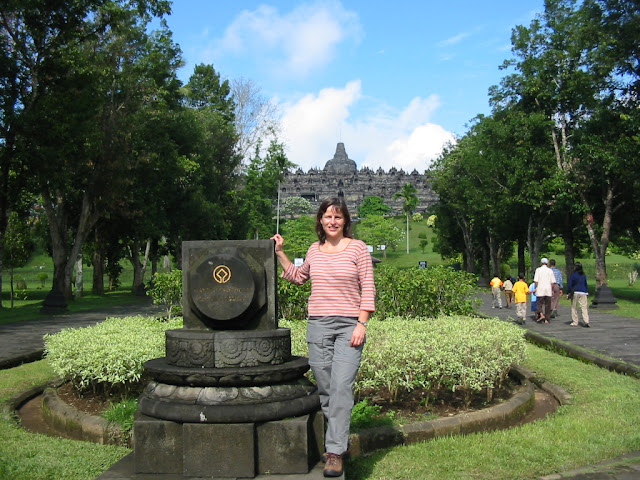 Barbara am Eingang zu Borobudur